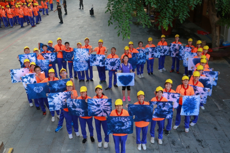 2、同學(xué)們展示“扎染”作品(1)