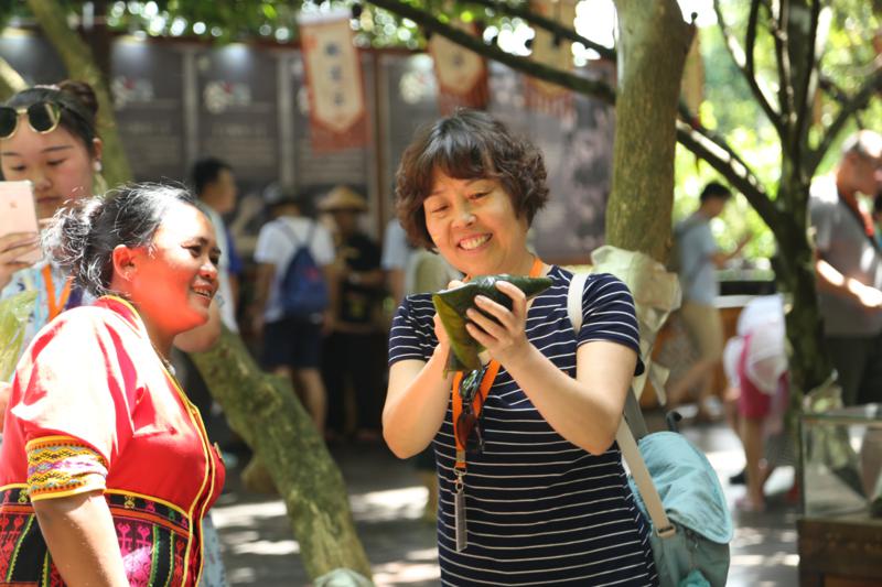 9、游客分享包粽子的喜悅之情(1)