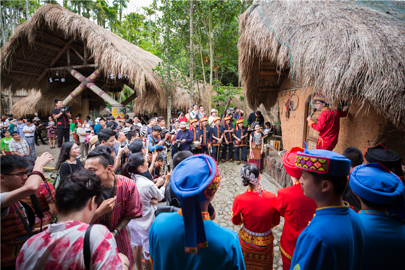 2、以民族文化為底蘊(yùn)，展示黎族原汁原味的傳統(tǒng)婚禮習(xí)俗，充滿民族韻味的文化體驗(yàn)吸引了國內(nèi)外游客的喜愛。