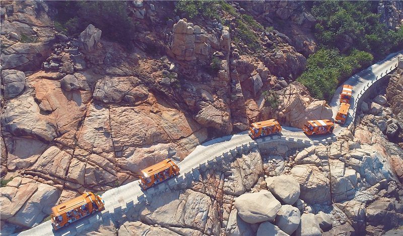 新人們乘坐電瓶車環(huán)島觀光(2) 新人們乘坐電瓶車環(huán)島觀光(2)