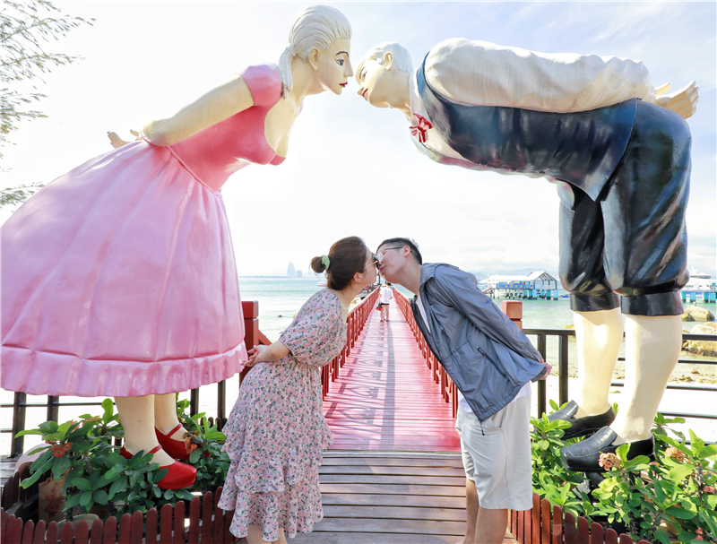 新人們打卡蜈支洲島熱門景點(diǎn)情人橋(1) 新人們打卡蜈支洲島熱門景點(diǎn)情人橋(1)